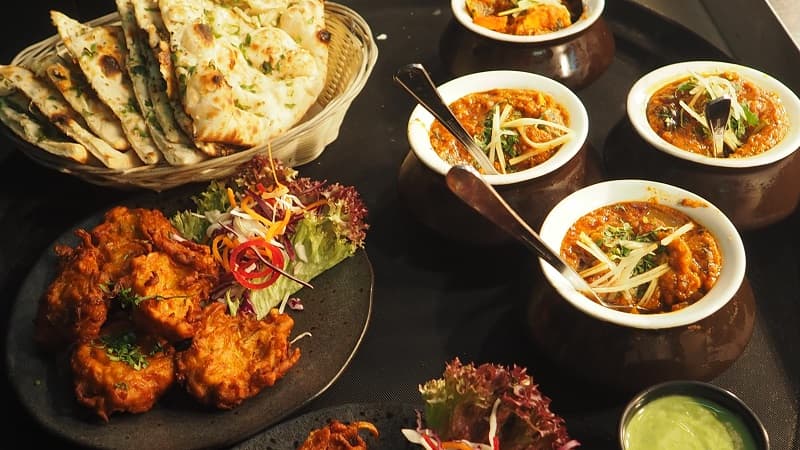 Indische Speisen mit Naan, Currys und Vorspeisen