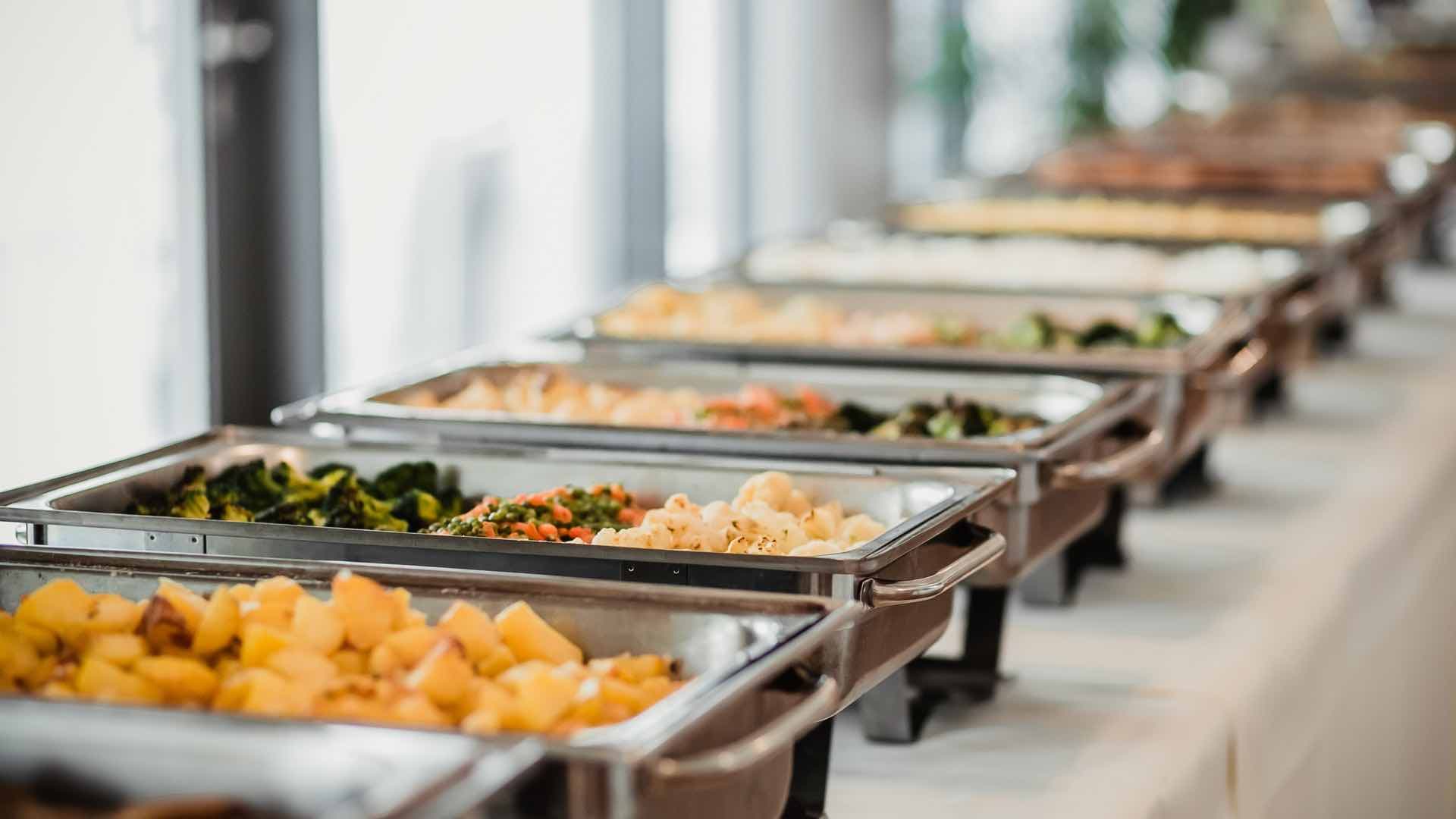 Indisches Buffet mit Kupferschalen